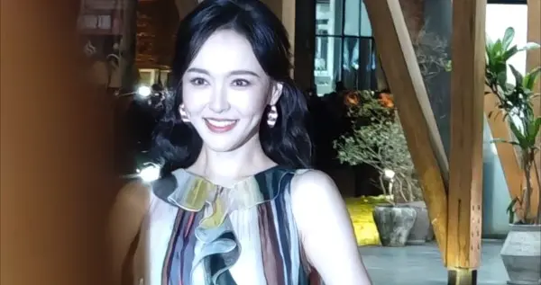 唐嫣景德镇出席活动，一袭彩色薄纱裙亮相好美，现场欢呼声好高呀