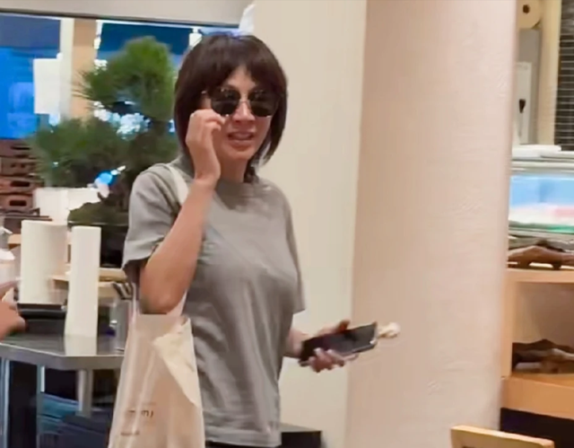 梁朝伟夫妇日本吃饭被偶遇！全程低调，无儿女对方就是唯一的陪伴