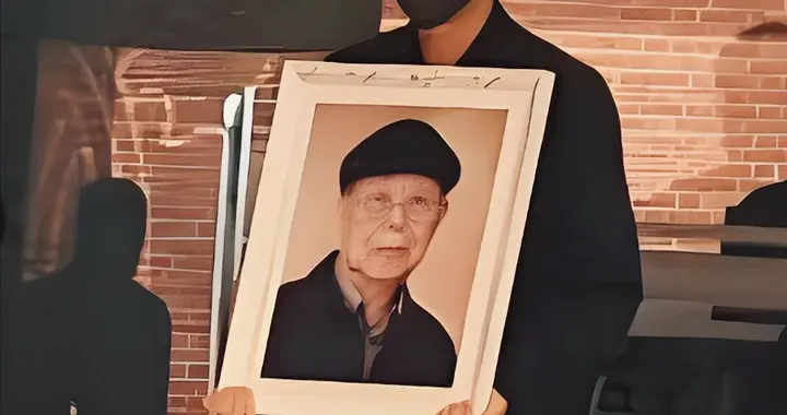 马国明父亲出殡：汤洛雯灵堂上的一个动作，撕开豪门遮羞布