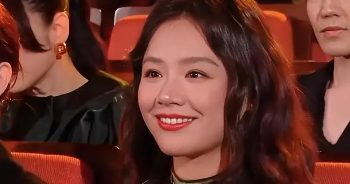 马思纯欧豪时隔7年再同框，男方活动上偷瞄女方，网友：希望复合