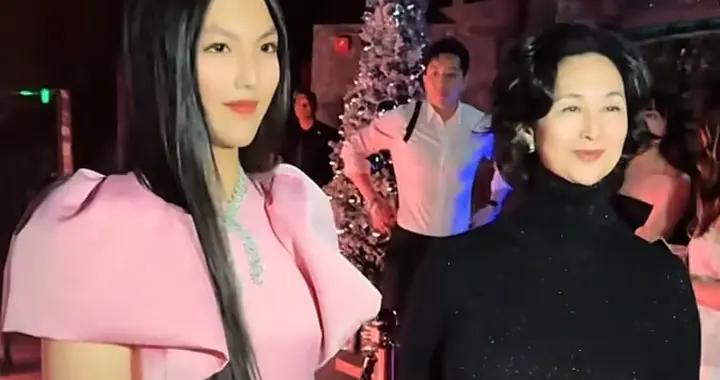 63岁何超琼最新穿搭：黑T恤+短发+小短裙，气质出众，美得像43岁