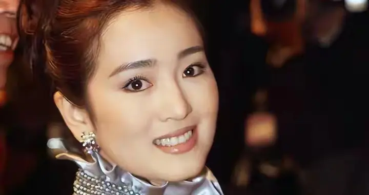 事实证明！陪马克龙回国的巩俐，早已活出另一番天地