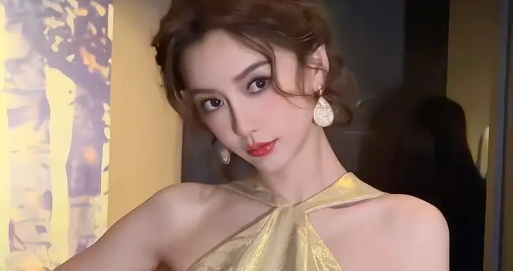 杨颖出席芭莎艺术之夜红毯，穿挂脖金色礼服裙，又白又嫩美哭了