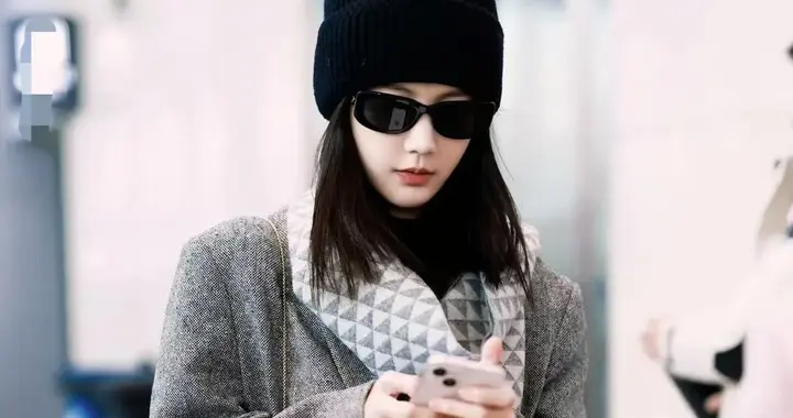 李一桐机场私服真时髦！灰色毛呢外套+牛仔裤+毛线帽，高级又洋气