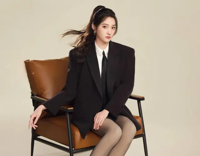 关晓彤终于回应分手，一句话让网友知道！挺过了7年，不是恋爱脑