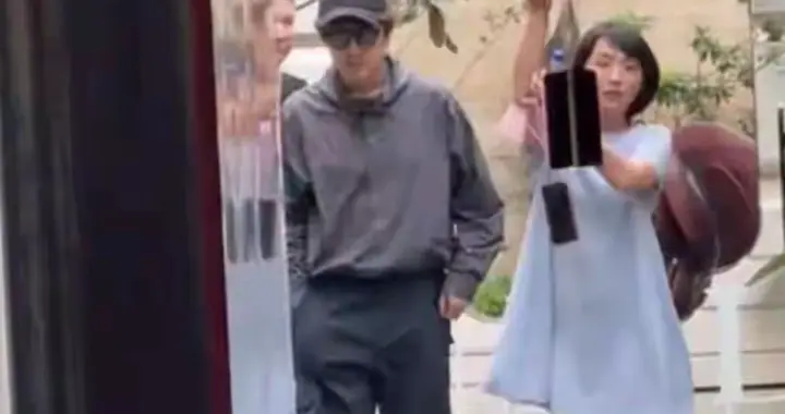 43岁胡歌带老婆上海看新房！黄曦宁素颜显孕相，穿宽松裙腰身粗壮