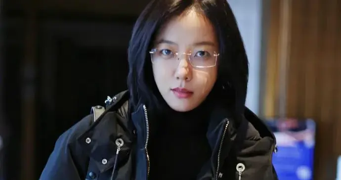 王珞丹剪短发后气质大变！穿黑色羽绒服+阔腿裤，时髦高级又洋气