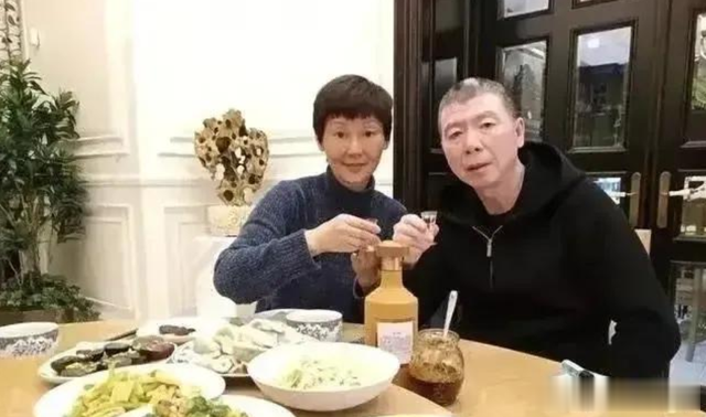 杜熊文|冯小刚辟谣了！网传冯小刚清空社交媒体，携全家移民美国，是谣言