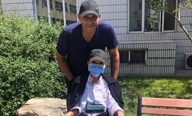 张咪舌癌手术成功！外籍老公搀扶，和女儿疑似闹掰，知情人爆原因