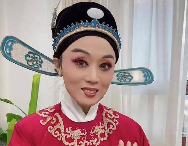 吴琼|60岁吴琼晒外出聚餐合照，男方小15岁很贴心，网友直呼狗粮吃太饱