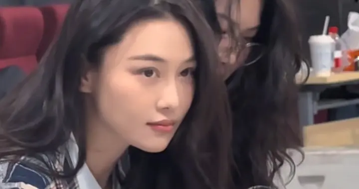 38岁张馨予分享上课日常！微卷发+格子外套，侧颜绝了 嫩得像女大