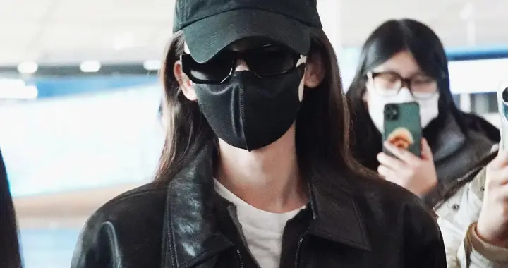 古力娜扎最新机场路透照，穿黑色皮衣戴着棒球帽，仍无与伦比的美