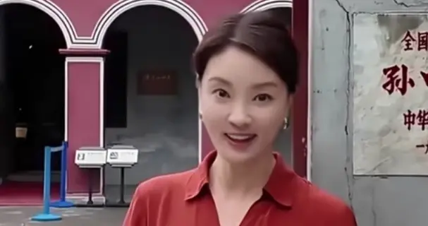 刘芳菲探访孙中山故居，一袭红色长袖连衣裙，端庄貌美知性又优雅