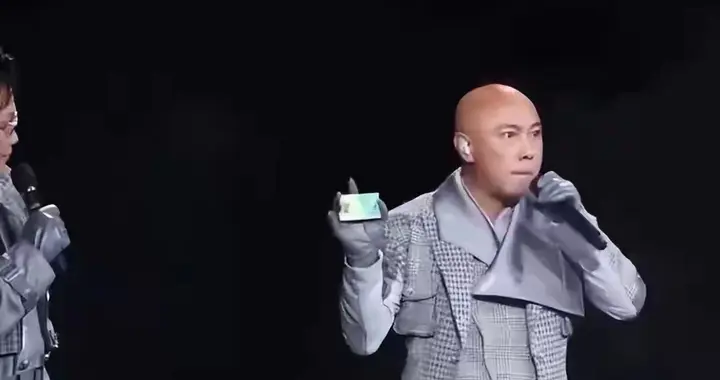 65岁港星黄子华称到死都不会用老年公交卡，调侃怕遇到吴镇宇事件