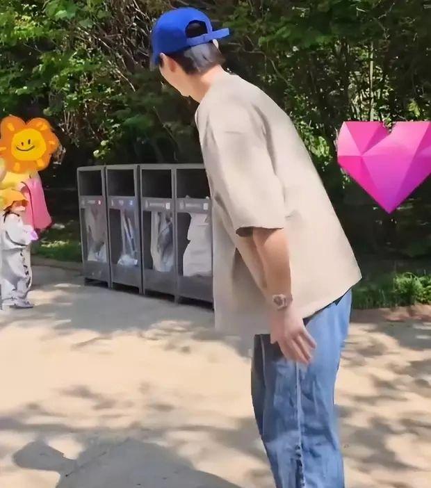 宋仲基为妻子凯蒂挡镜头，满脸温柔阻止拍摄