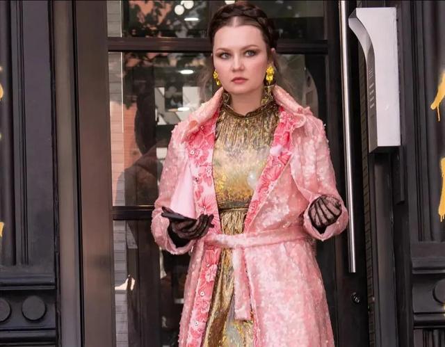 明星|世界名牌大学争相邀请演讲的跨国女骗子，是如何逆袭成女明星的