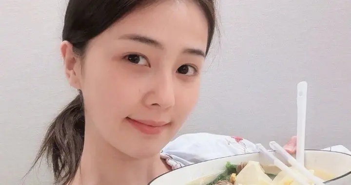 白鹿素颜做饭自拍