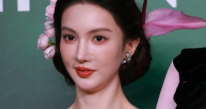 金晨 红毯现场身形丰盈，丝绒礼服勾勒健康曲线，摆脱纸片人印象！