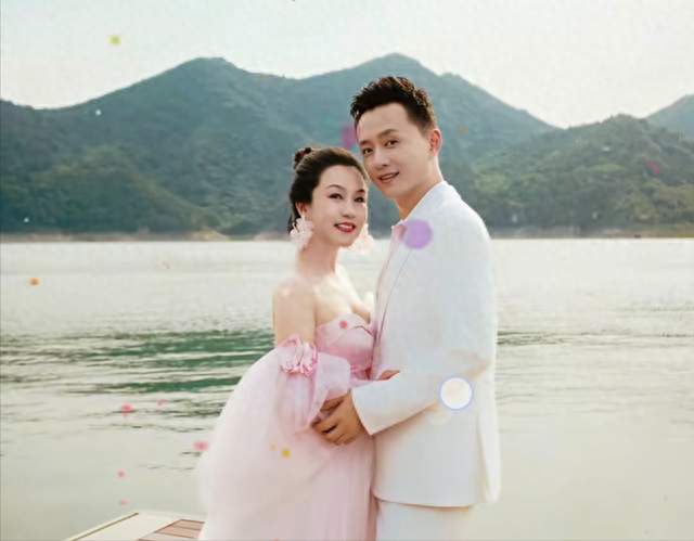 演员吴健罕见晒照庆祝结婚22周年，妻子是制片人，儿子长得很像他