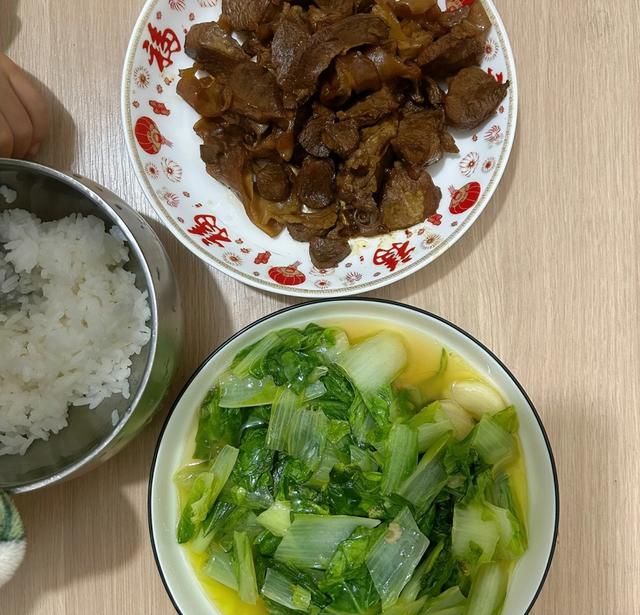 福建女子晒离婚后和儿子的晚餐，家里伙食大变样，网友：过于真实