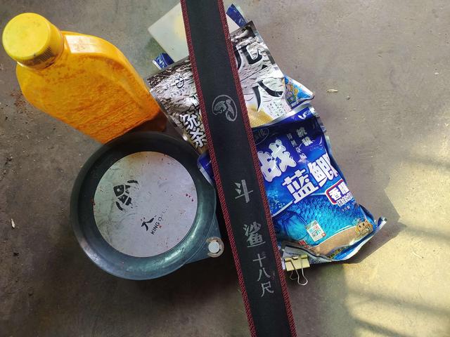 |不喜元宵人游街，只爱河边戏游鱼！