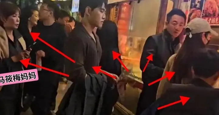 汪小菲一家成都度假，两姐弟照片又流出，小玥儿装扮太意外