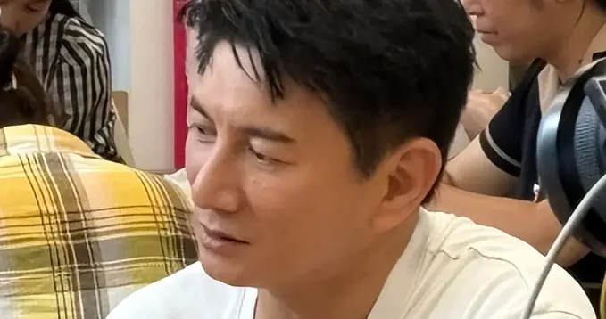 54岁吴奇隆被偶遇，脸肿大肚腩身材走样，录制节目满脸疲态太心酸