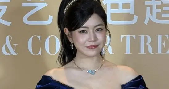 陈妍希出席芭莎发色趋势大秀，一袭蓝色抹胸开叉礼服裙好美啊