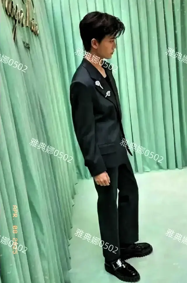 任嘉伦身高水分好大目测没有1米78身材比例也很虐，没有电视上帅