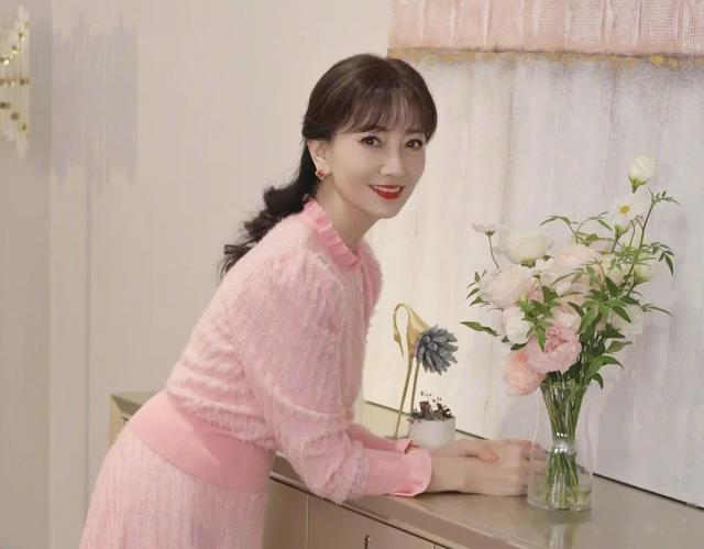 赵雅芝亲身示范：大衣不配打底裤、不留大妈头，到70岁都没大妈感