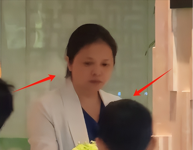 前央视主持人文清桂林被偶遇，55岁胖到认不出，老公澳洲事业很顶