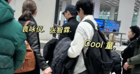 张智霖李承铉两家结伴飞北京，20岁魔童比爸爸高，被赞超级大帅哥