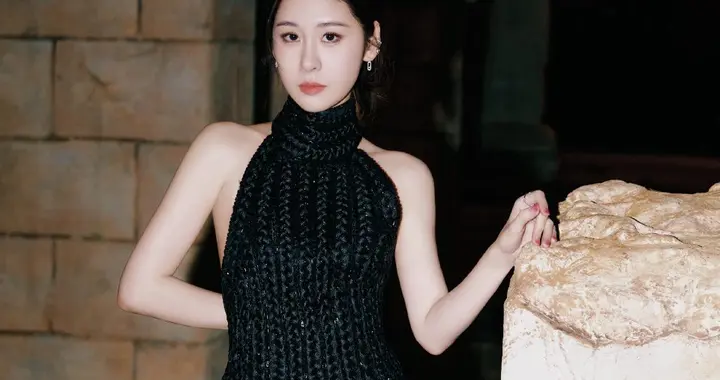 张碧晨脚踩黑色长筒靴，美的好权威