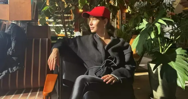 卢靖姗晒近照，产后一个月恢复如初，身材纤瘦超级辣