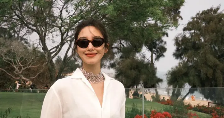 杨采钰私服穿搭越来越简约！V领白衬衫+九分牛仔裤，时髦又高级！