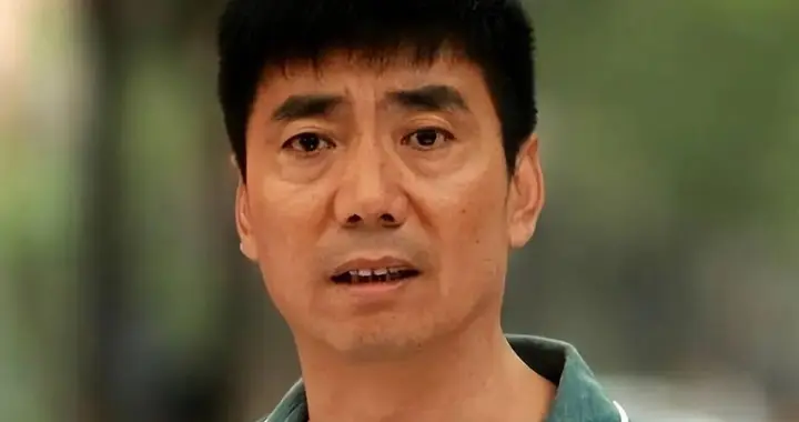 61岁范明近况曝光！娶大6岁妻子恩爱29年，如今晒豪宅引发热议