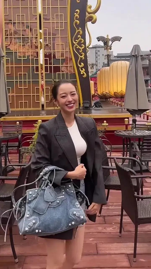 郎朗老婆在街头被拍，不化浓妆并没觉得多漂亮，尖嘴猴腮普通得很