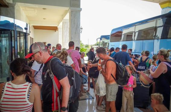 希腊|希腊大火延烧到旅游度假岛，游客疯狂逃窜