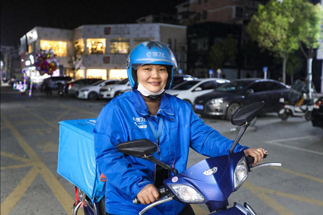 大学生放下架子，种地，送外卖，上工地搬砖，都能养活自己