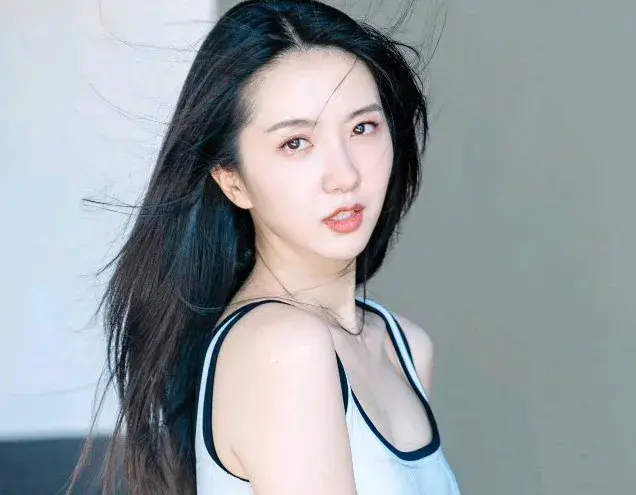 七月的风吹起许龄月的裙摆 发丝飞扬