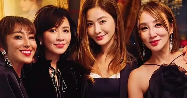 刘嘉玲圣诞节过年 500平10亿豪宅曝光 和梁朝伟60岁未育 把狗当儿子