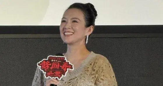 章子怡增肥后大变样！穿针织衫+白裤好贵气，美到差点认不出！