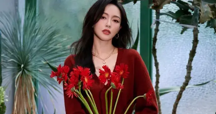 唐嫣换了长卷发后真惊艳！穿红色针织衫+腰带+亮片裙，高级又洋气