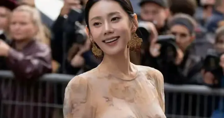 秋瓷炫巴黎时装周压轴登场，透视纱裙配腰封美到窒息，生图绝了！