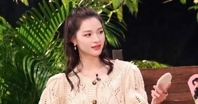 薛凯琪和钟楚曦撞衫！一个青春靓丽，一个浪漫迷人