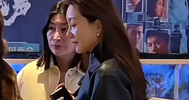 44岁陈婷陪张艺谋跑路演，她气质出众，张艺谋老了，她还很俏！