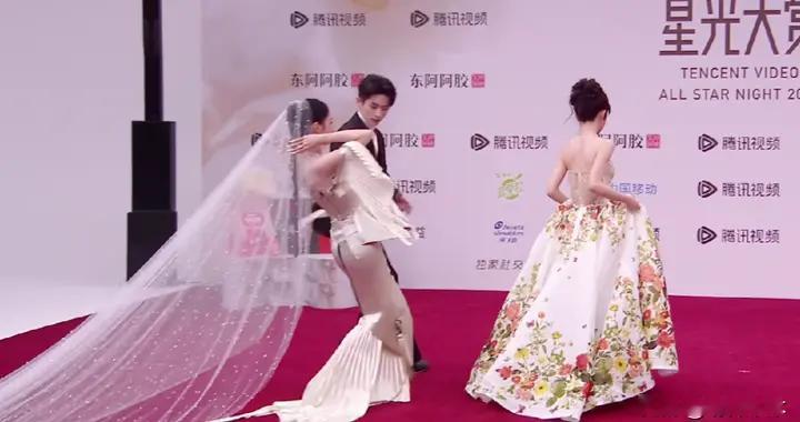 星光大赏红毯是胶粘的？周也头纱被勾住险摔倒，孟子义也被卡住