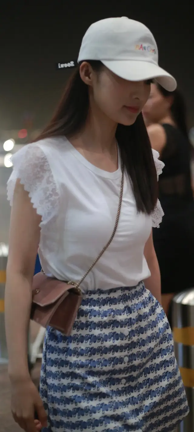 李沁机场生图，这包有点嘞