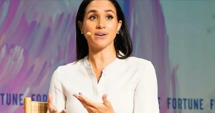 惊艳亮相！梅根最新镜头，穿白皮裙真时髦，双腿交叠，仪态好优雅