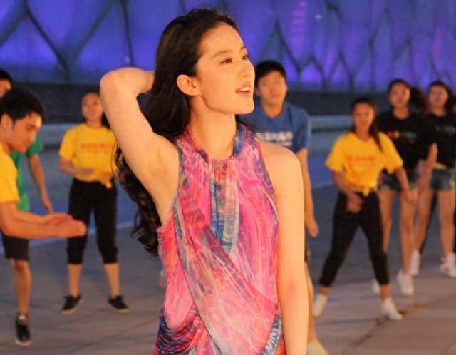 刘亦菲早期旧照，水立方拍摄花絮，360度无死角的美